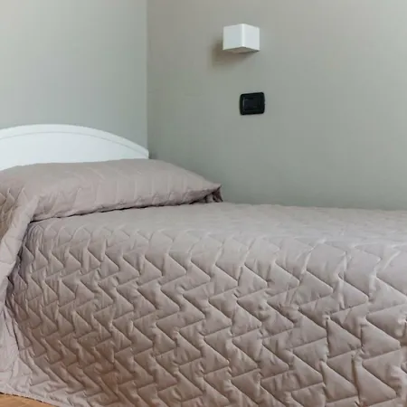 アパート 2-bedroom Apt, With Balcony & Aircondition - 50 M From The *