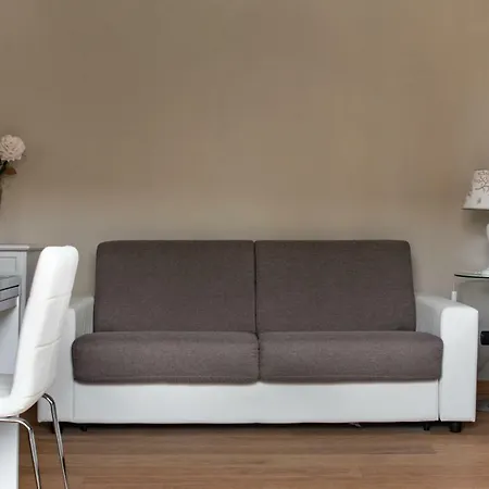Lägenhet 2-bedroom Apt, With Balcony & Aircondition - 50 M From The *