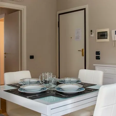 2-bedroom Apt, With Balcony & Aircondition - 50 M From The * マリーナ・ディ・ピエトラサンタ