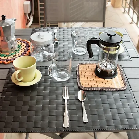 Lägenhet 2-bedroom Apt, With Balcony & Aircondition - 50 M From The