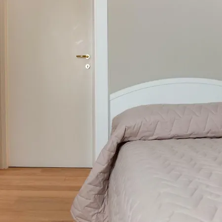 2-bedroom Apt, With Balcony & Aircondition - 50 M From The Lägenhet