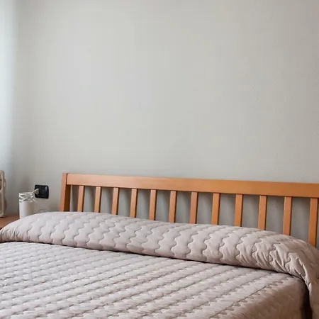 Lägenhet 2-bedroom Apt, With Balcony & Aircondition - 50 M From The *