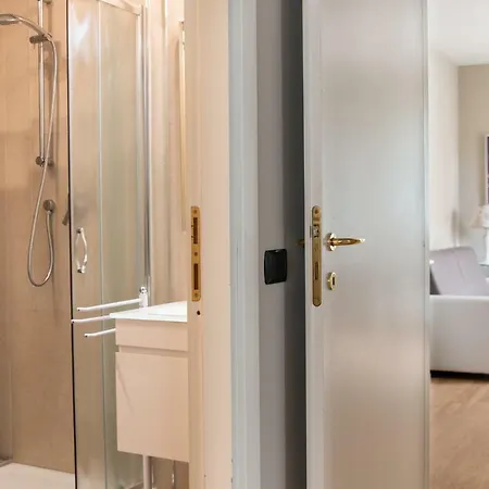 2-bedroom Apt, With Balcony & Aircondition - 50 M From The Lägenhet