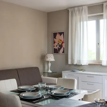 2-bedroom Apt, With Balcony & Aircondition - 50 M From The アパート