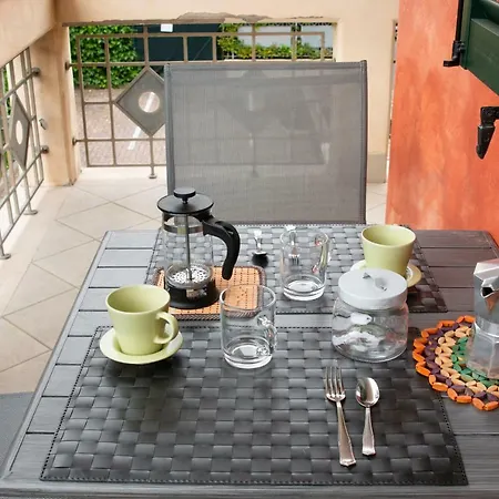 2-bedroom Apt, With Balcony & Aircondition - 50 M From The Lägenhet