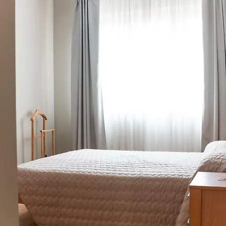 Lägenhet 2-bedroom Apt, With Balcony & Aircondition - 50 M From The