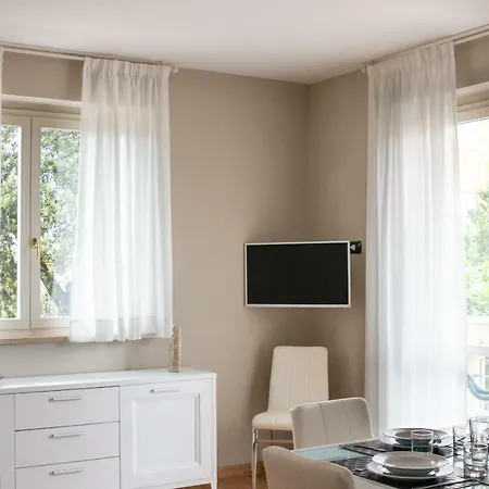 Appartement 2-bedroom Apt, With Balcony & Aircondition - 50 M From The
