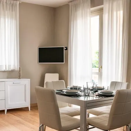 Appartement 2-bedroom Apt, With Balcony & Aircondition - 50 M From The *