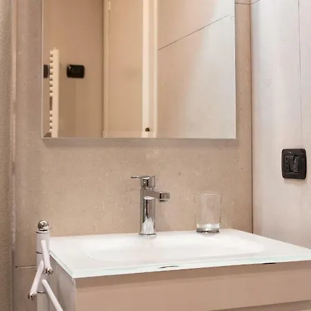 Appartement 2-bedroom Apt, With Balcony & Aircondition - 50 M From The *